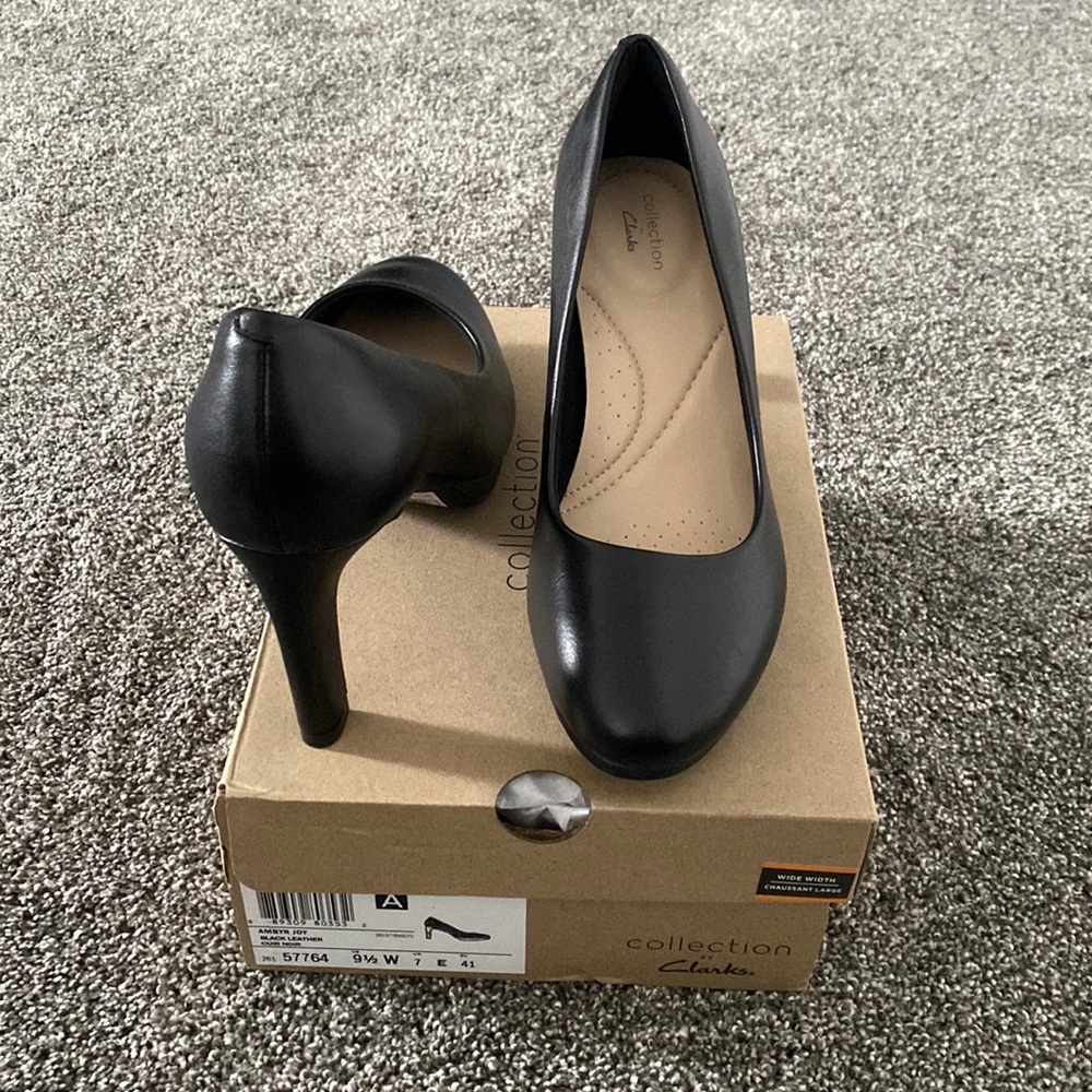 Wide width black pumps